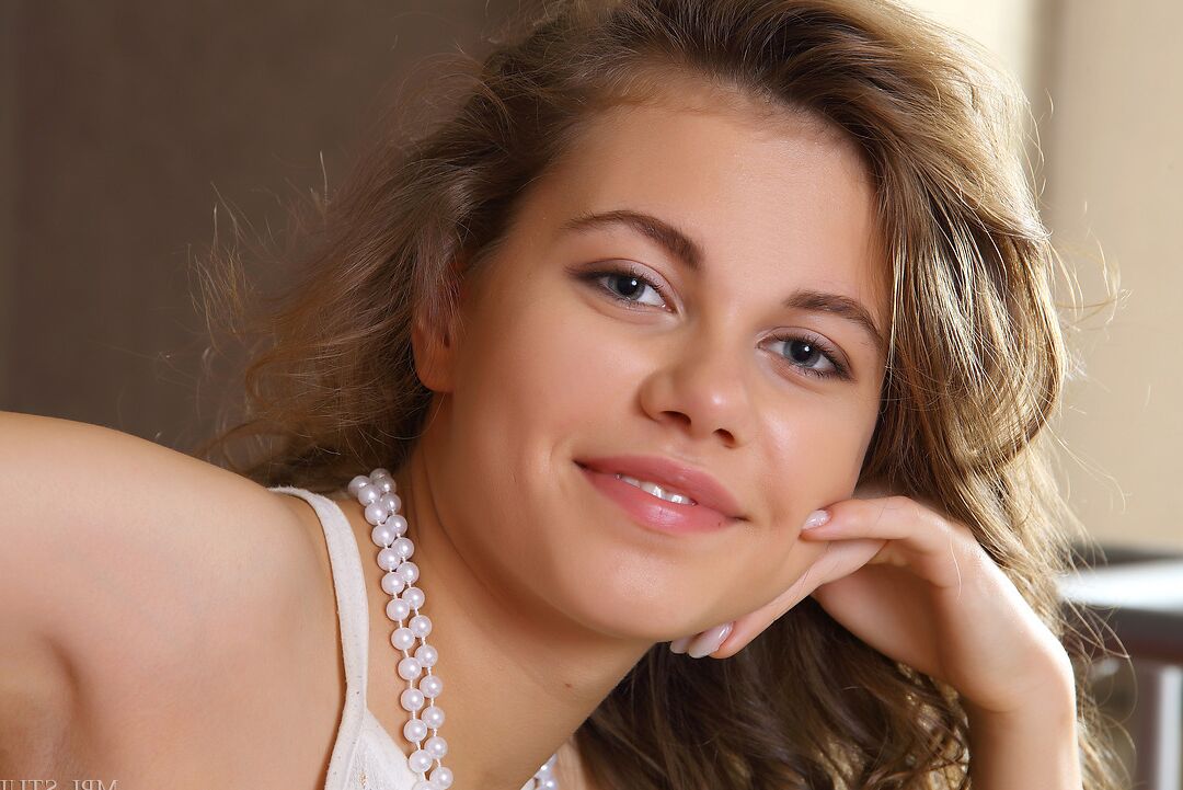 12P Petite European babe abrindo suas pernas maravilhosas e coochie de manhã cedo
