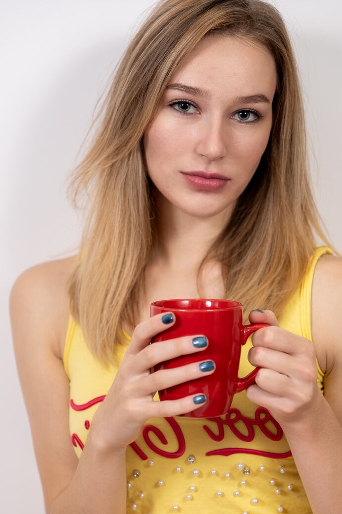 20P A jovem loira Karolina tira a camisa para ficar totalmente nua em cima de uma mesa