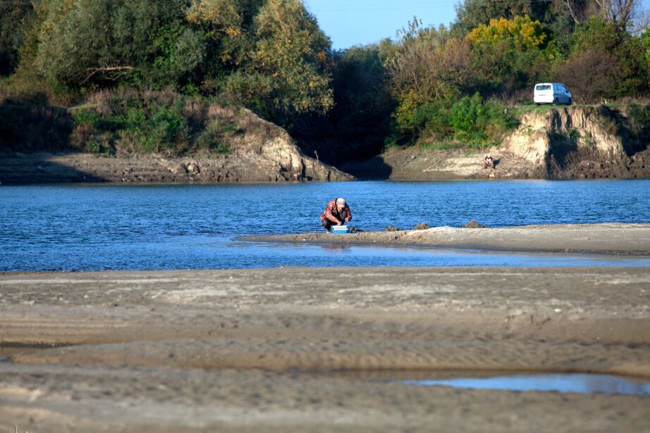 16P La joven flaca Yayna se abre de piernas desnuda en la arena mientras toma el sol junto al lago