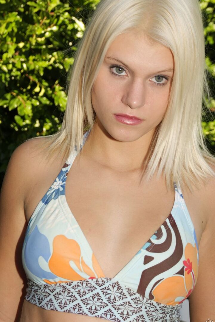 16P Die blonde Amateurin Rachel spreizt mit dem Finger ihre enge rosa Muschi, nachdem sie sich nackt ausgezogen hat