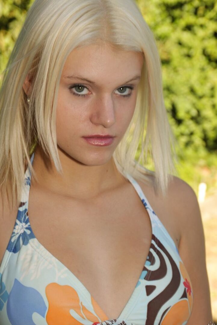16P Die blonde Amateurin Rachel spreizt mit dem Finger ihre enge rosa Muschi, nachdem sie sich nackt ausgezogen hat