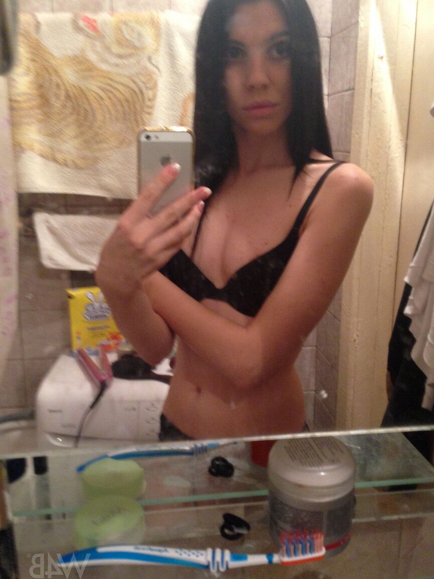 20P La joven ucraniana Amy Light mostrando su esbelto cuerpo completamente desnudo