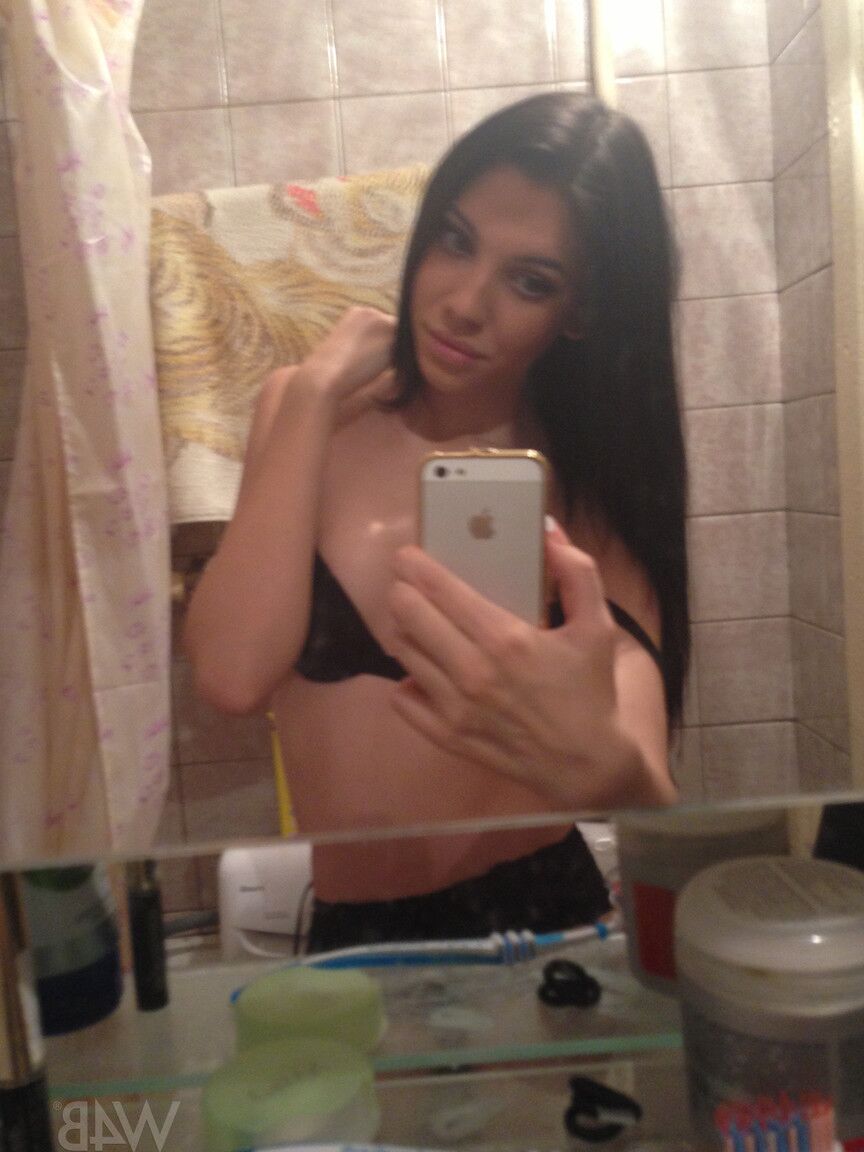 20P La joven ucraniana Amy Light mostrando su esbelto cuerpo completamente desnudo