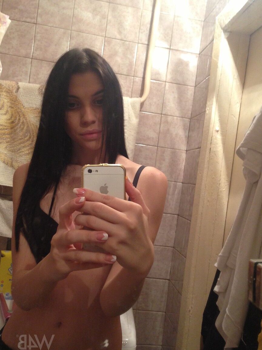 20P La joven ucraniana Amy Light mostrando su esbelto cuerpo completamente desnudo