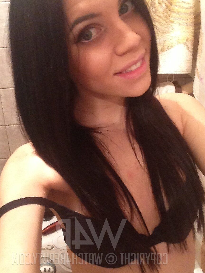 20P La joven ucraniana Amy Light mostrando su esbelto cuerpo completamente desnudo