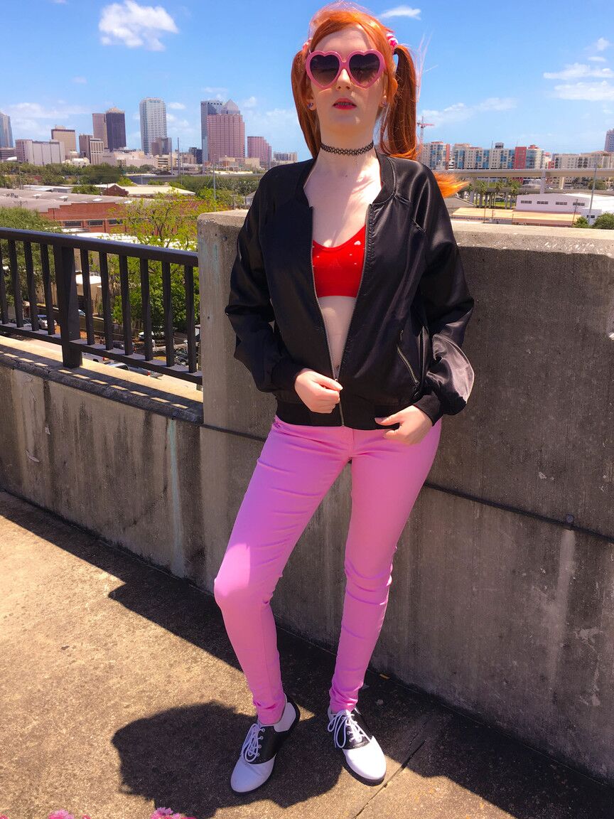 15P Gata de rabo de porco Krystal Orchid expondo seus peitos minúsculos