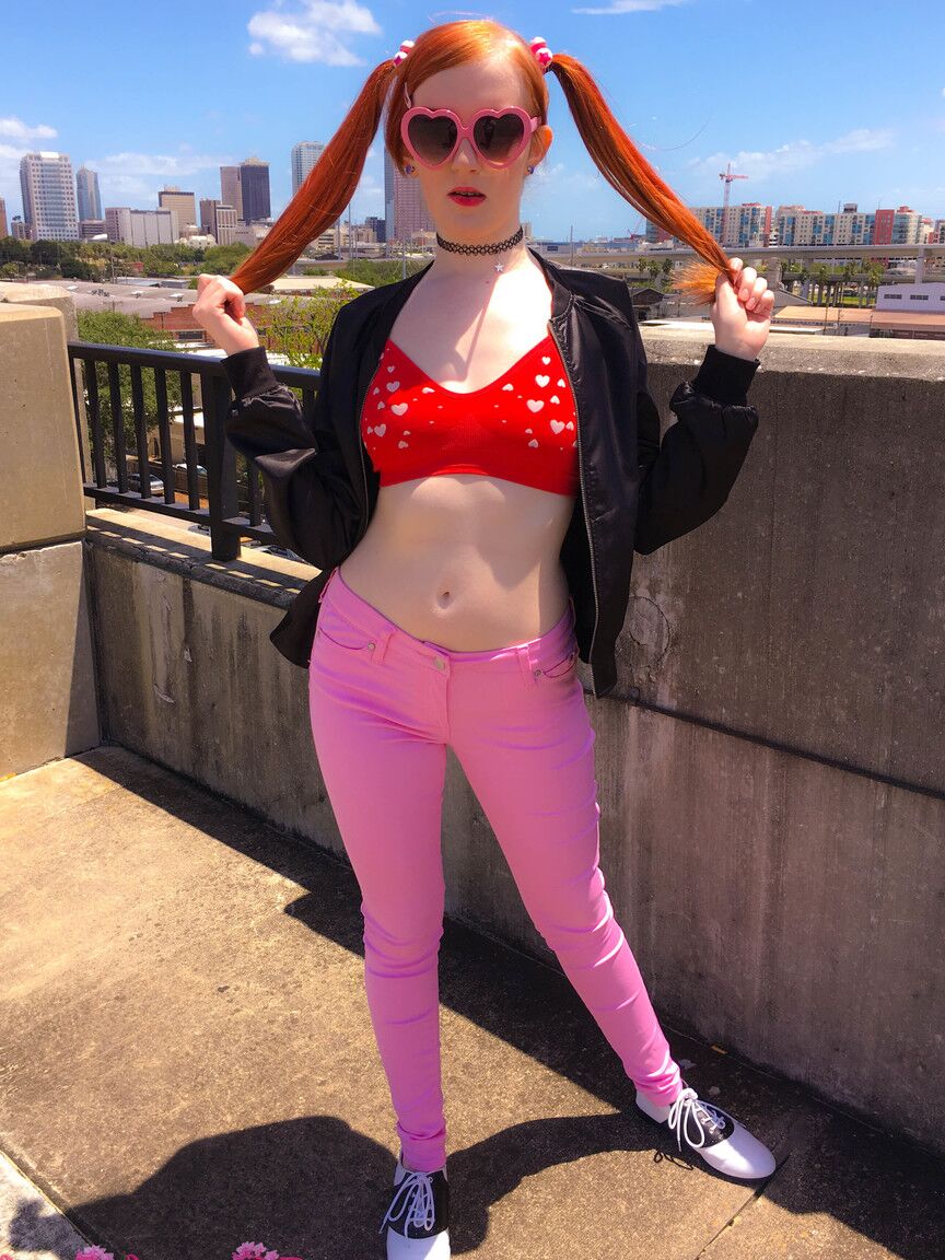 15P Gata de rabo de porco Krystal Orchid expondo seus peitos minúsculos