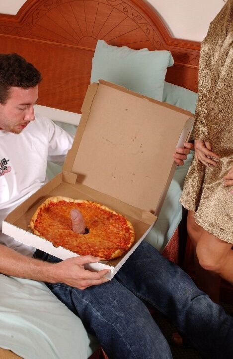 16P Mature bombshell gets her hungry pussy satisfied by a studly pizza-guy