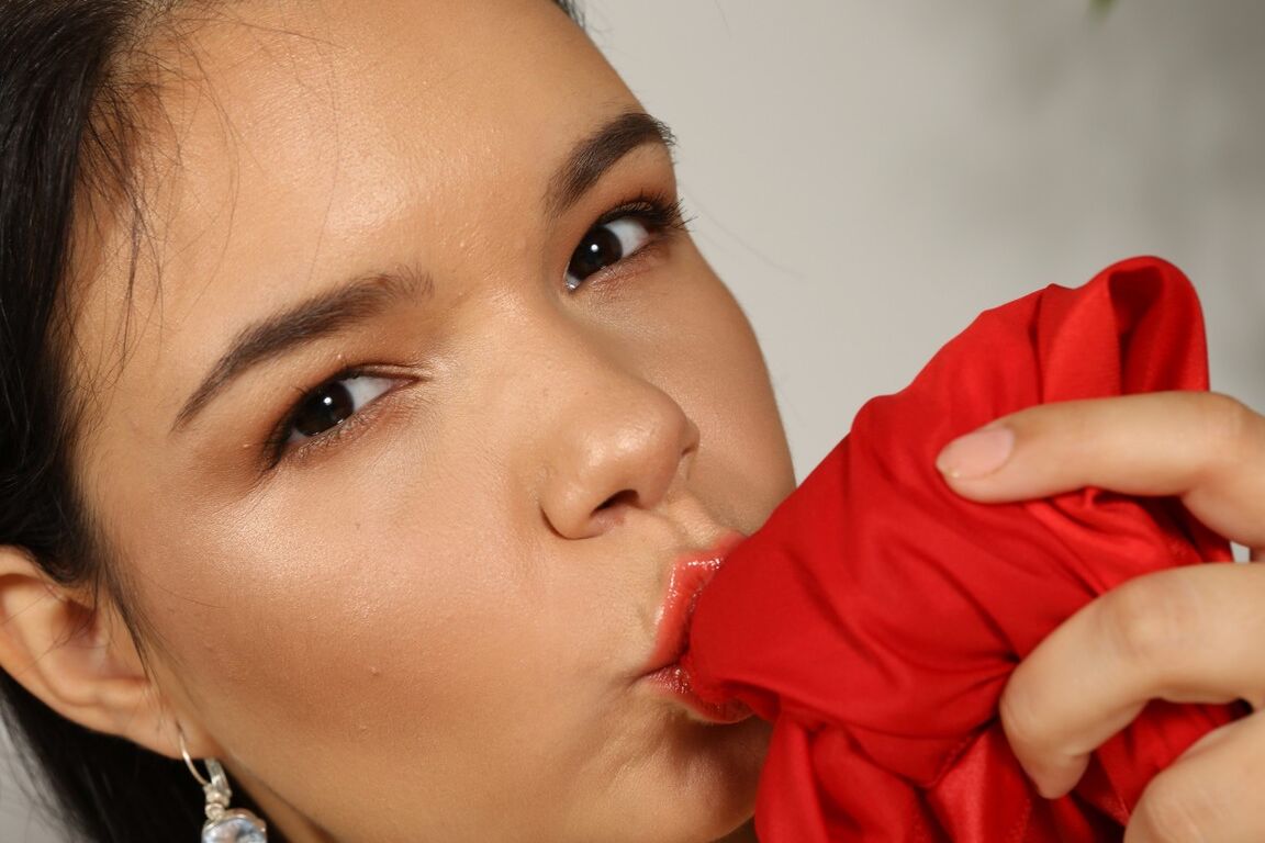 21P La adolescente con curvas Sofia Lee se quita el vestido rojo y hace alarde de sus curvas mientras orina