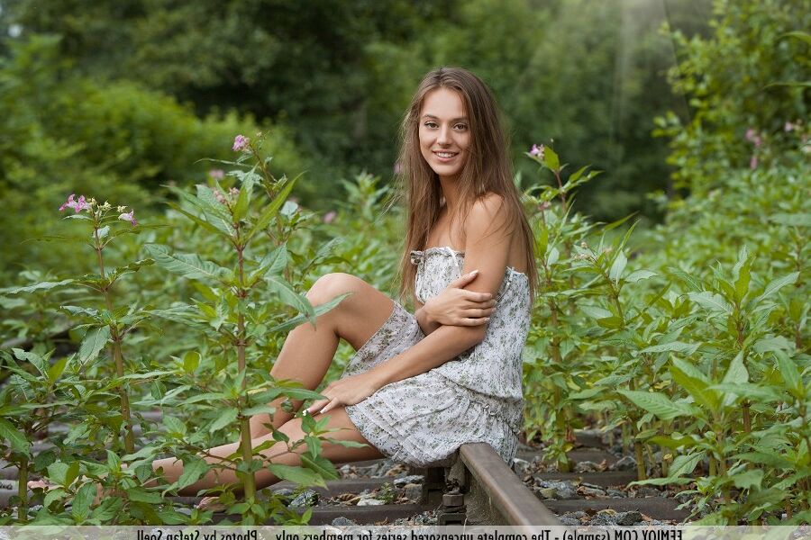 12P La flaca solitaria Dominika se quita el vestido para posar desnuda