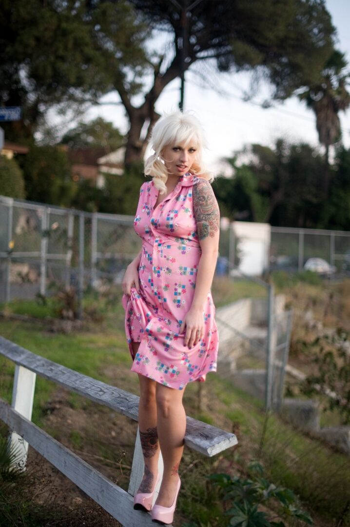 15P Lynn fait apparaître Lynn dans une robe rose