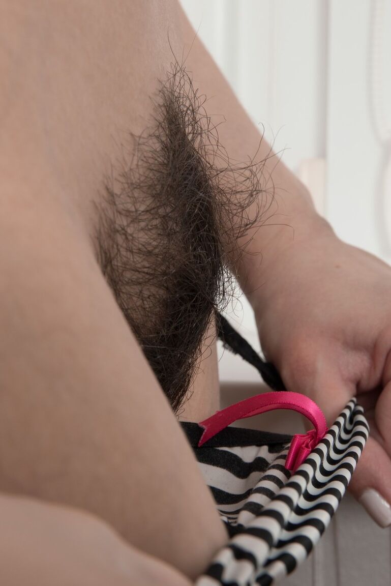 16P A super peluda Cherry Bloom tira a roupa para expor seu corpo peludo