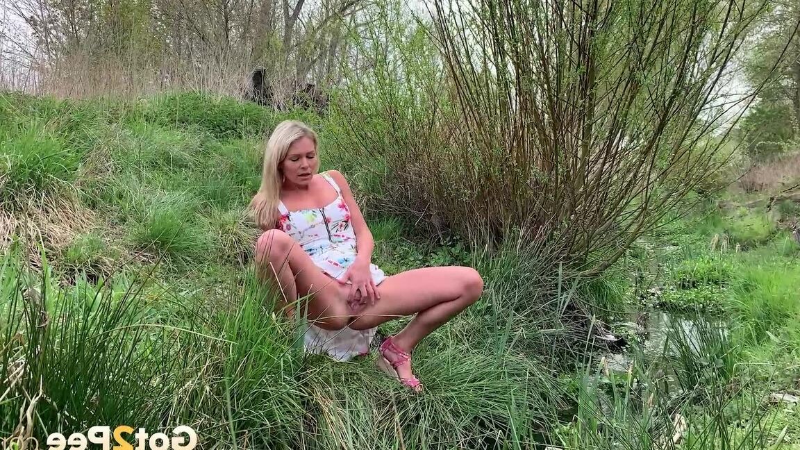 15P La blonde Claudia Macc pisse en urgence près d'un ruisseau