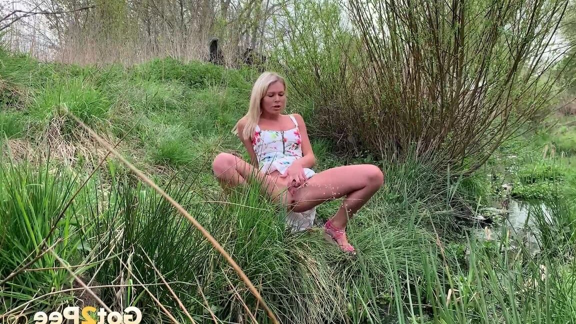 15P La blonde Claudia Macc pisse en urgence près d'un ruisseau