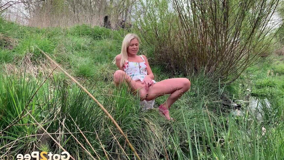 15P La blonde Claudia Macc pisse en urgence près d'un ruisseau
