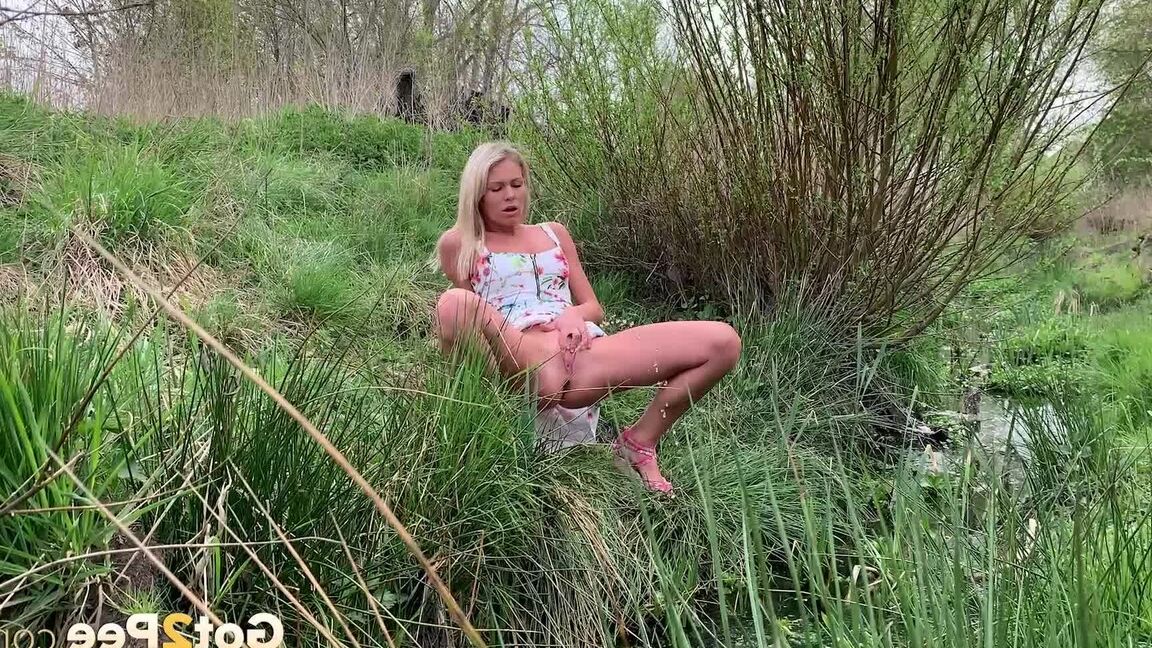 15P La blonde Claudia Macc pisse en urgence près d'un ruisseau