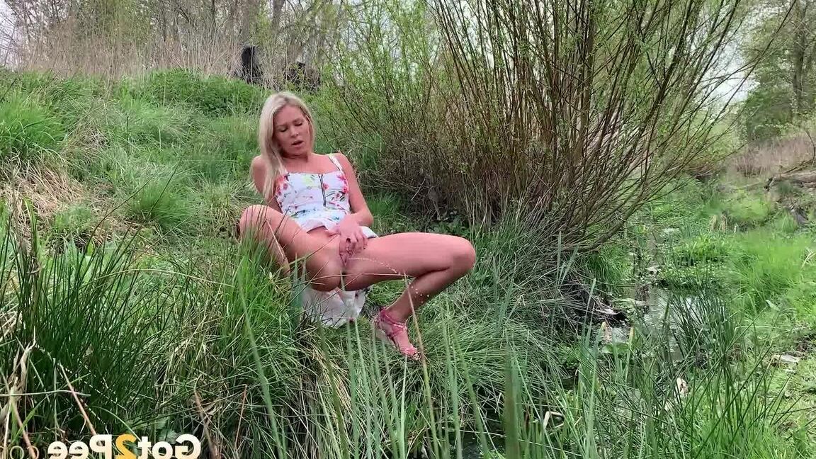 15P La blonde Claudia Macc pisse en urgence près d'un ruisseau