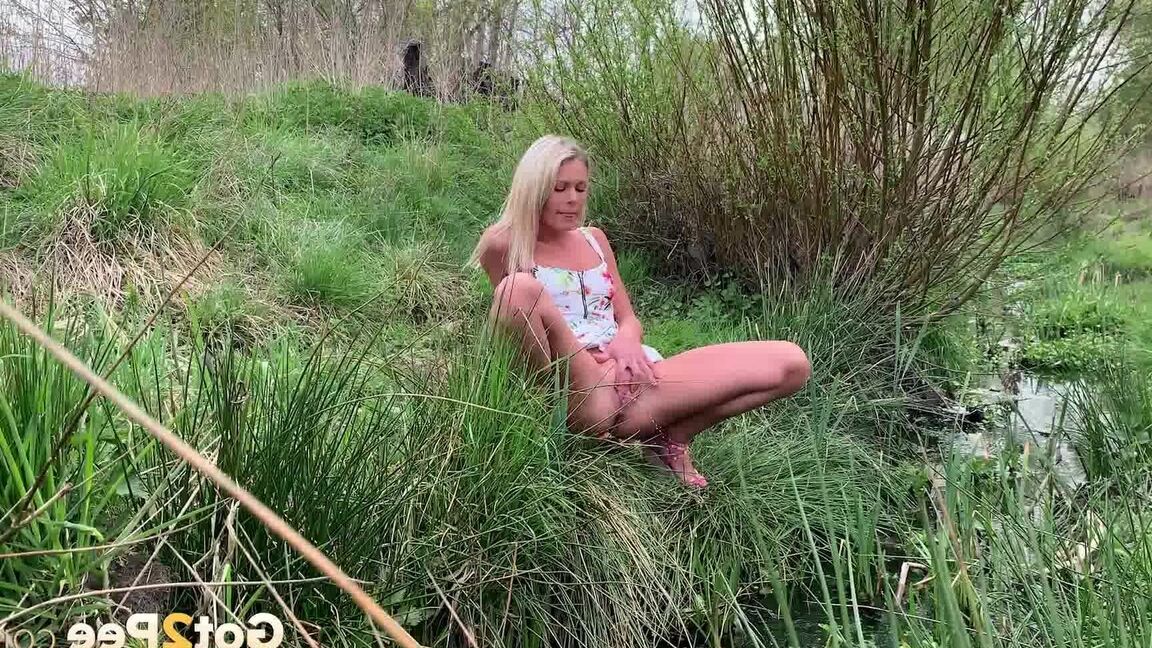 15P La blonde Claudia Macc pisse en urgence près d'un ruisseau