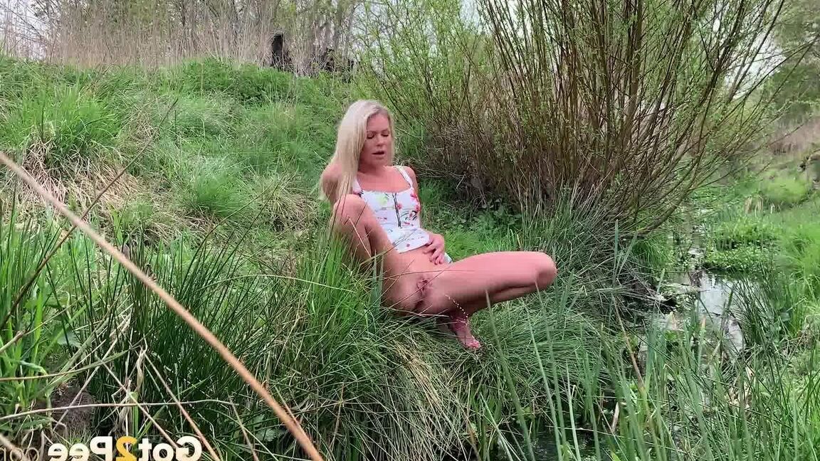 15P La blonde Claudia Macc pisse en urgence près d'un ruisseau