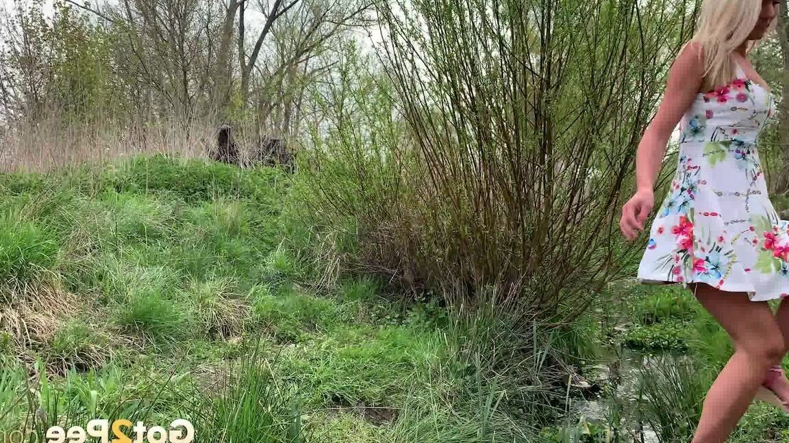 15P La blonde Claudia Macc pisse en urgence près d'un ruisseau