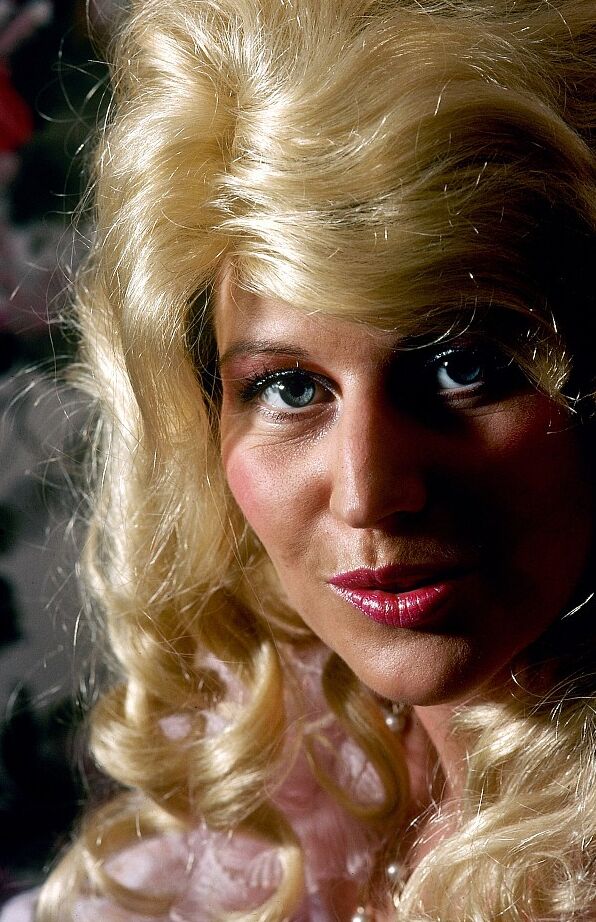 10P Garota loira dos anos 70 estica a boceta antes de foder e vibrador