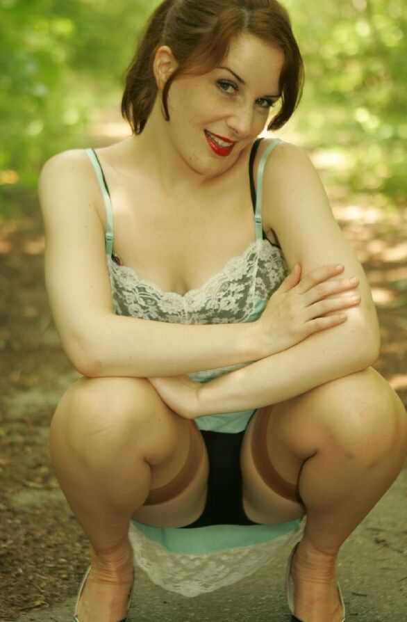 12P Superbe fille mature en bas présentant sa lingerie en plein air