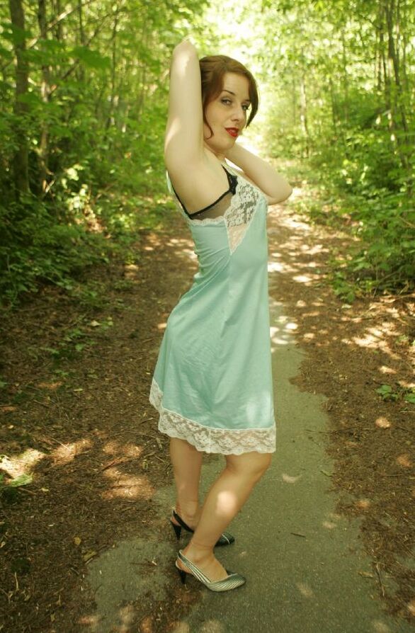 12P Superbe fille mature en bas présentant sa lingerie en plein air