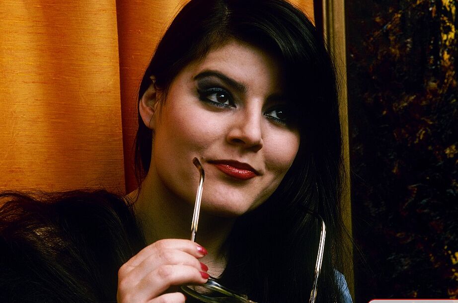 10P Deusas do pornô vintage mostram seus peitos e bundas gostosas em vários locais