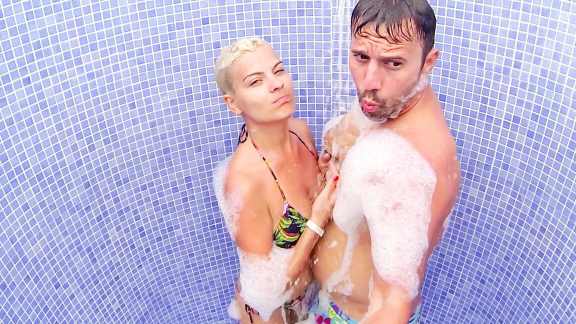 16P Blonde chick Jasmine Rouge blows and jerks off her guy while they bathe
