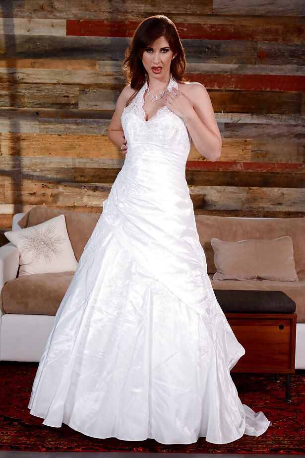 16P La MILF morena Karina White mostrando su coño abierto después de quitarse el vestido de novia