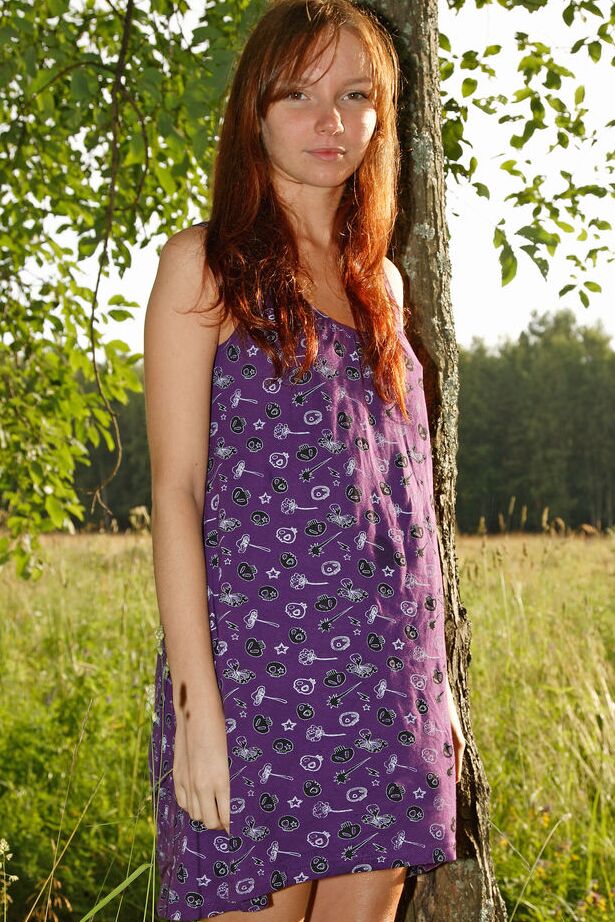 16P Anastasia, ruiva de 18 anos, tira o vestido para posar nua perto de algumas árvores