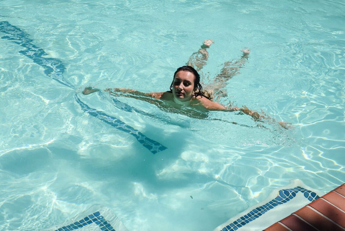 21P Die brünette Süße Sidney Alexis enthüllt ihre großen Titten und ihren tollen Hintern am Pool