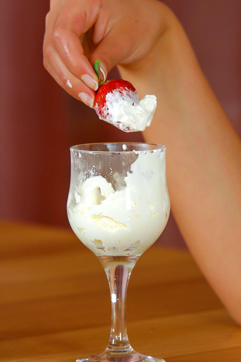 16P A rapariga mal legal Anoushka E cobre a cona com chantilly