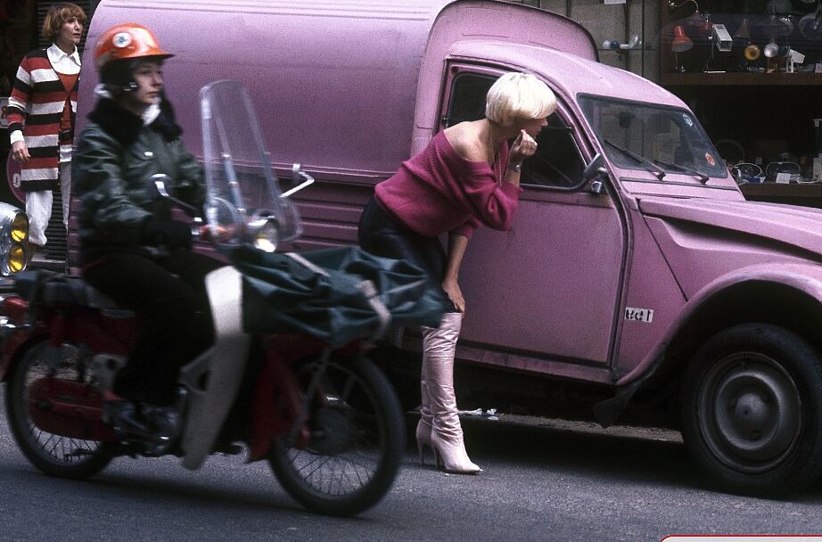 15P Loira elegante brinca com sua buceta em poses solo gostosas nos anos 70