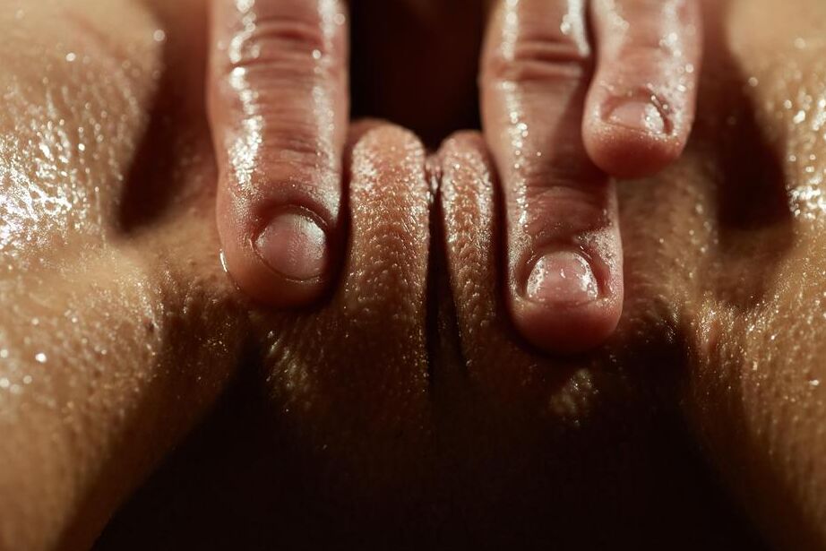 16P Femme blonde mouillée se fait défoncer dans l'obscurité de la nuit