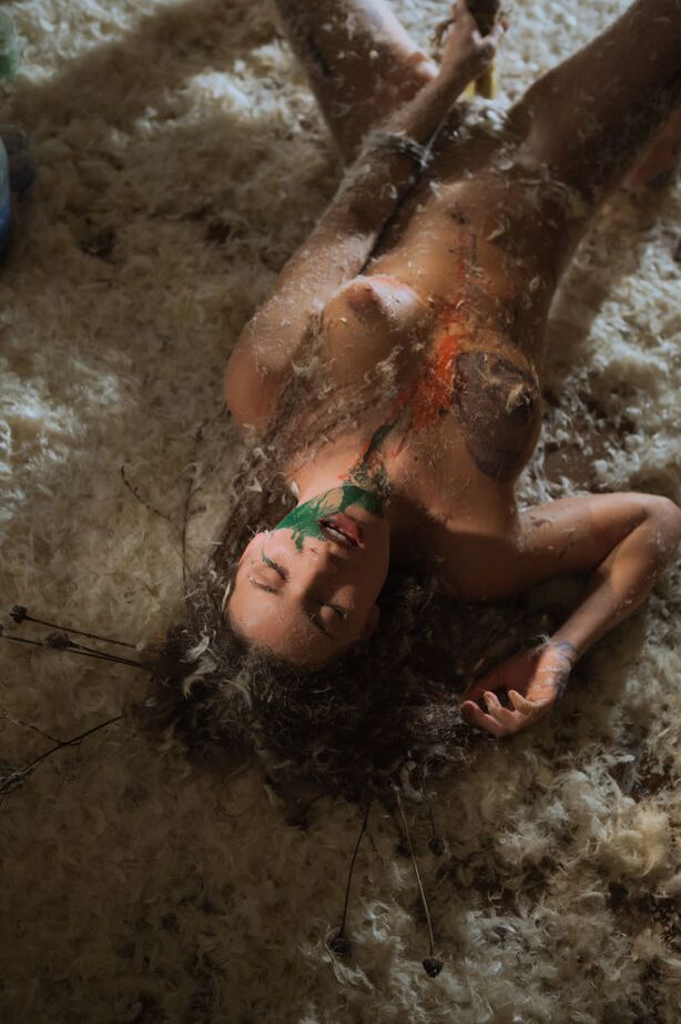 16P La belleza desnuda Raeah cubre su cuerpo aceitado con plumas mientras se masturba
