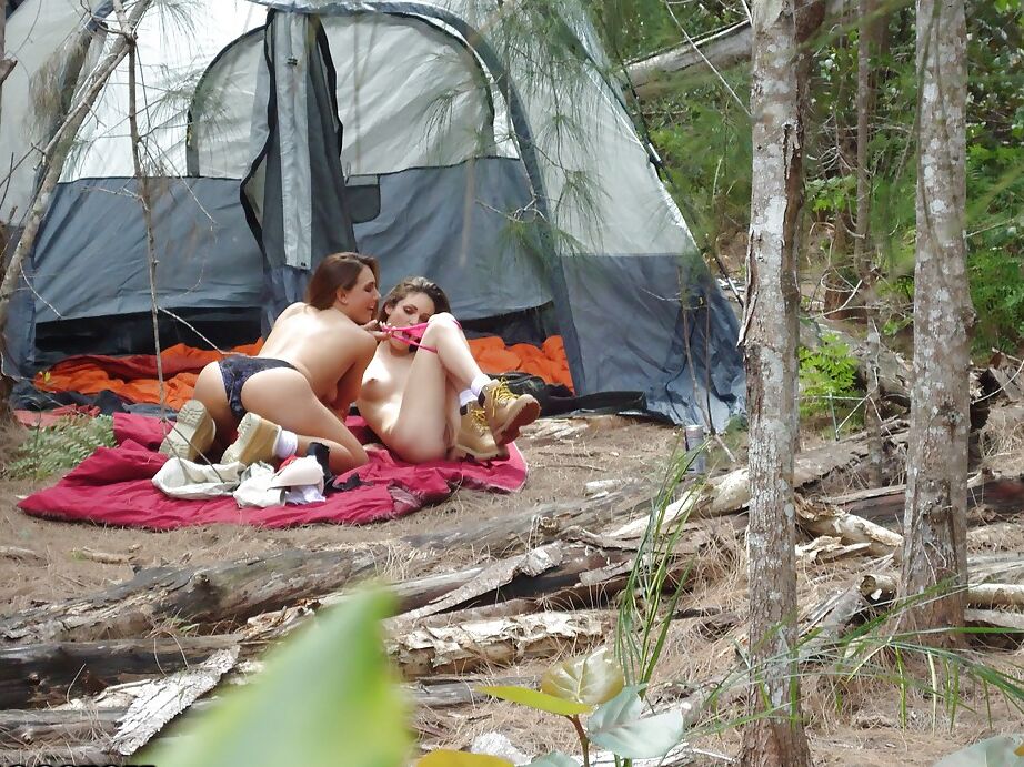 16P Sexy Lesben werden in einem Voyeur-Video dabei erwischt, wie sie sich gegenseitig die Fotzen lecken