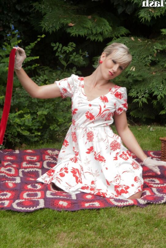 15P La sexy MILF Evey Krystal se quita las bragas blancas al aire libre