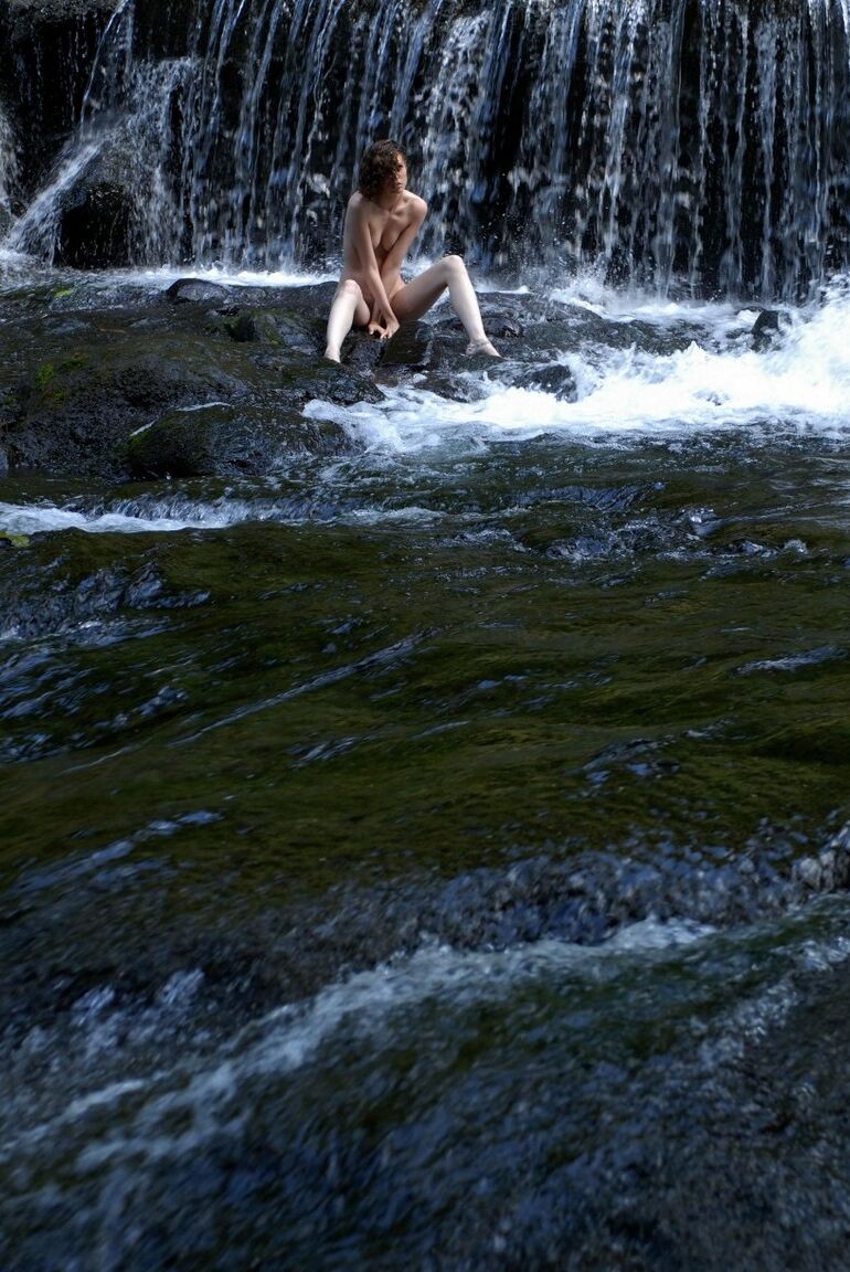 15P The thin girl plays in the heat of Guadeloupe