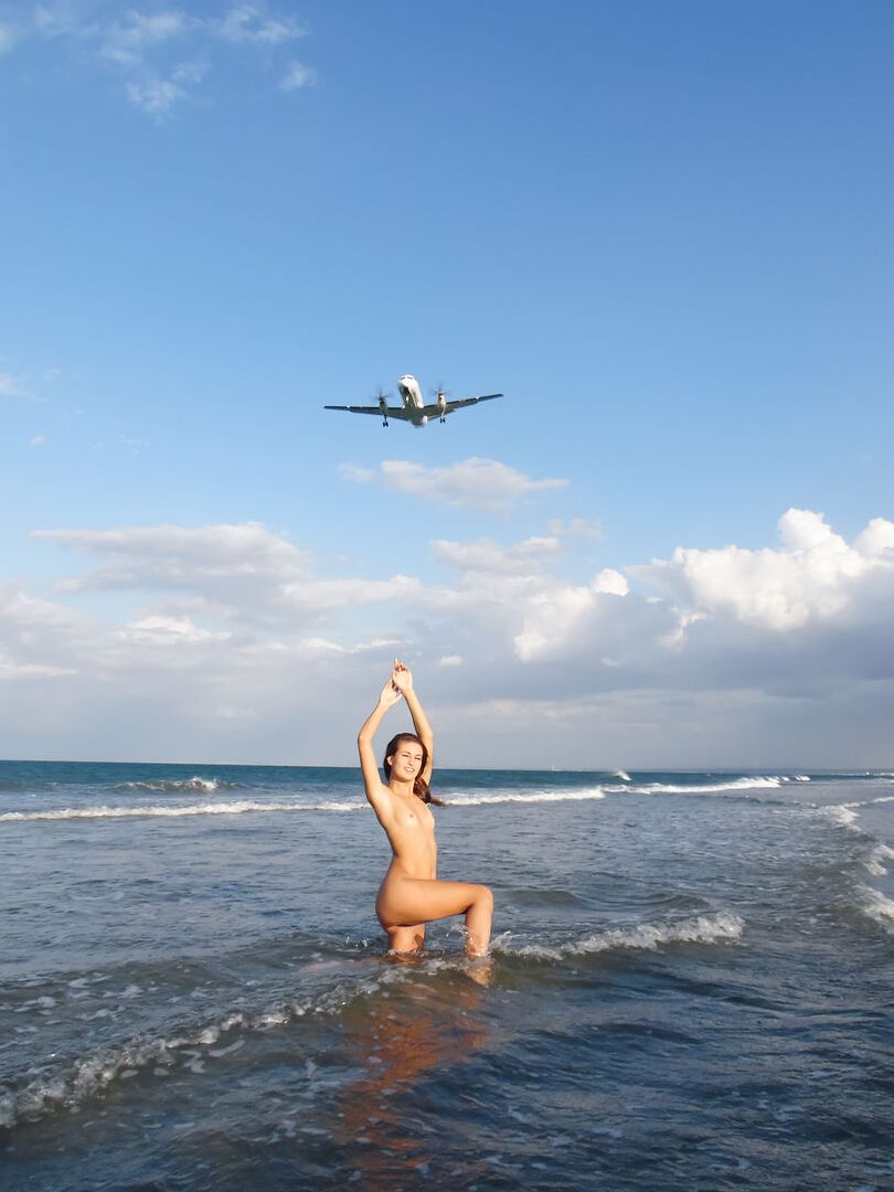 16P Die junge Schönheit Edessa G zieht am Strand ihren Bikini aus