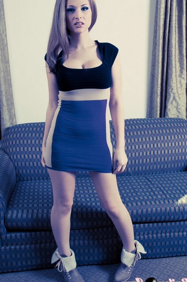 12P Bailey, chaude et fumante, pose ses gros seins