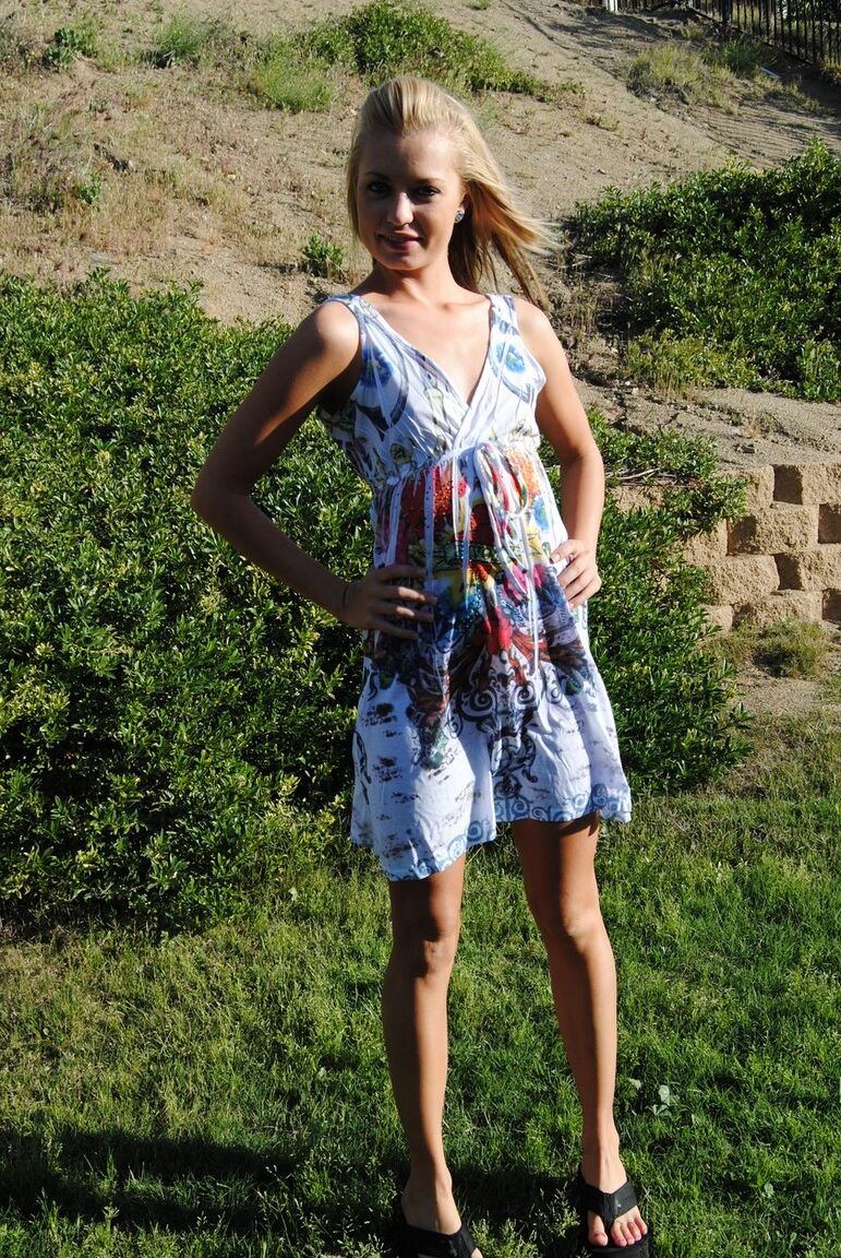 16P La rubia amateur Tiny Tiff se expone en el patio trasero con un vestido