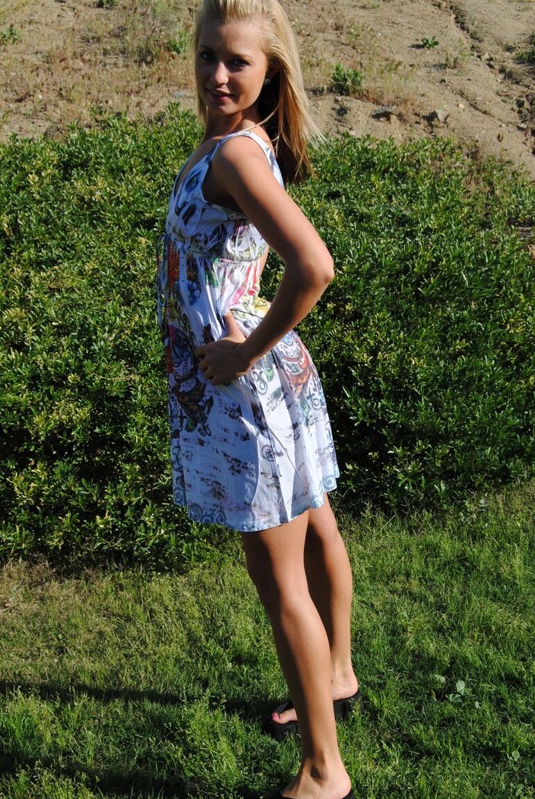 16P La rubia amateur Tiny Tiff se expone en el patio trasero con un vestido