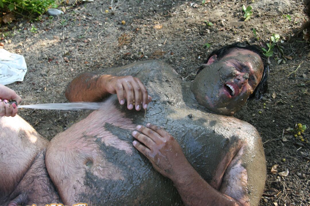 21P A loira excêntrica Cassidy Blue cavalgando o pau de um homem gordo atrás de comida suja