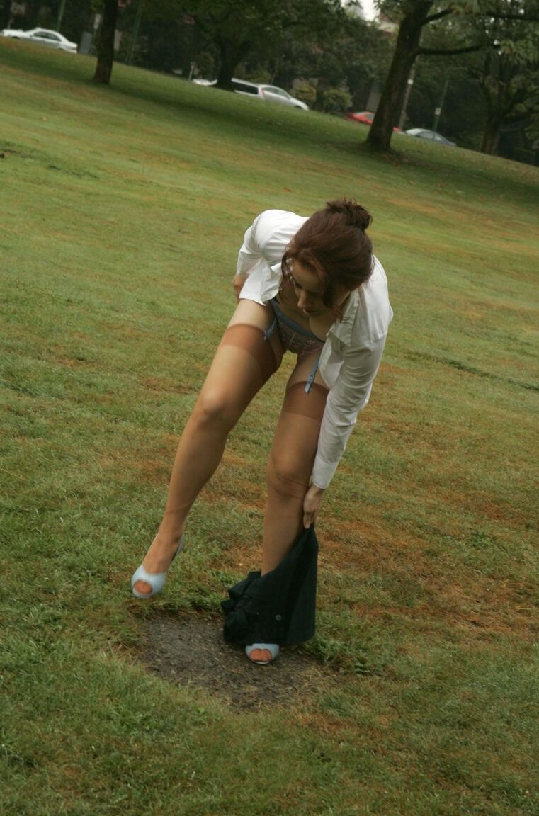 12P 素人ひよこダーティ・アンジーが公園でストリップして美少女と日焼けしたナイロンを履く