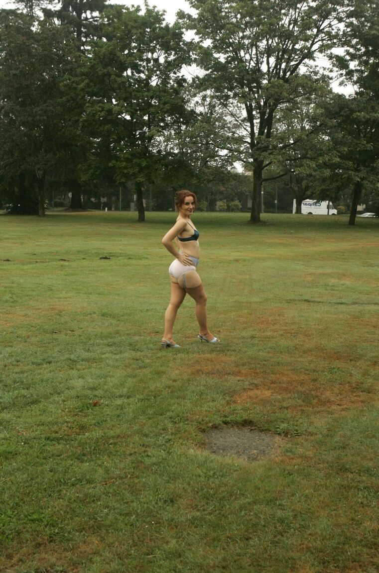 12P 素人ひよこダーティ・アンジーが公園でストリップして美少女と日焼けしたナイロンを履く