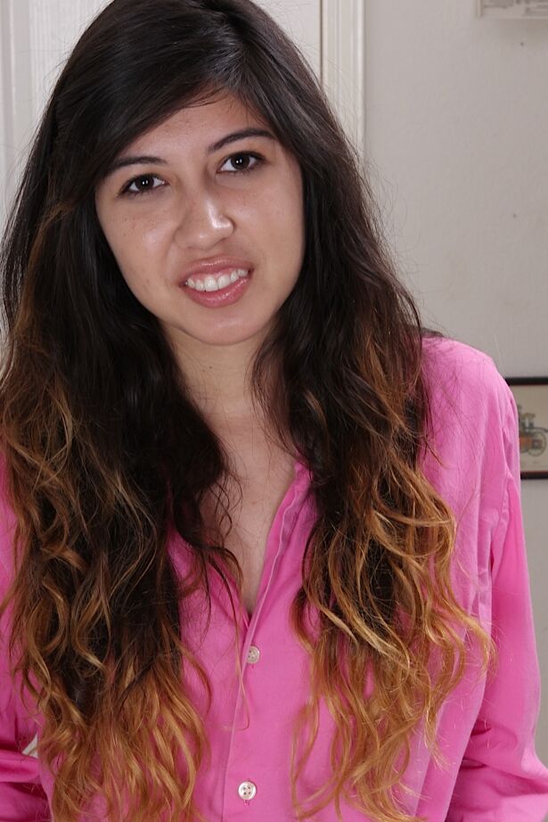 16P La amateur de tetas grandes Lucy James muestra sus bragas amarillas