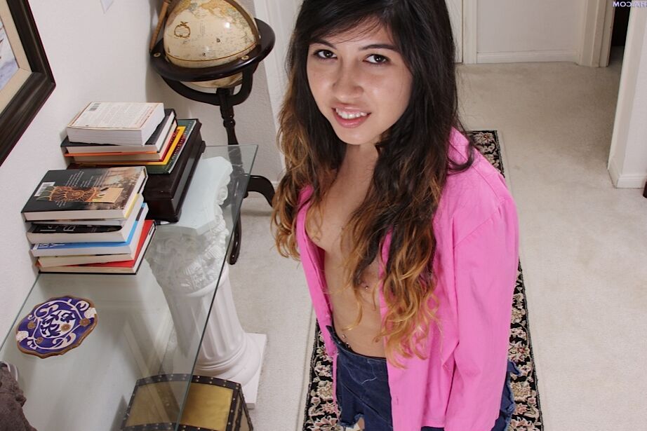 16P La amateur de tetas grandes Lucy James muestra sus bragas amarillas
