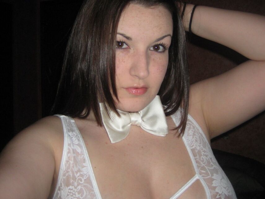 12P Kayla sort ses énormes seins de sa petite tenue de salope en dentelle