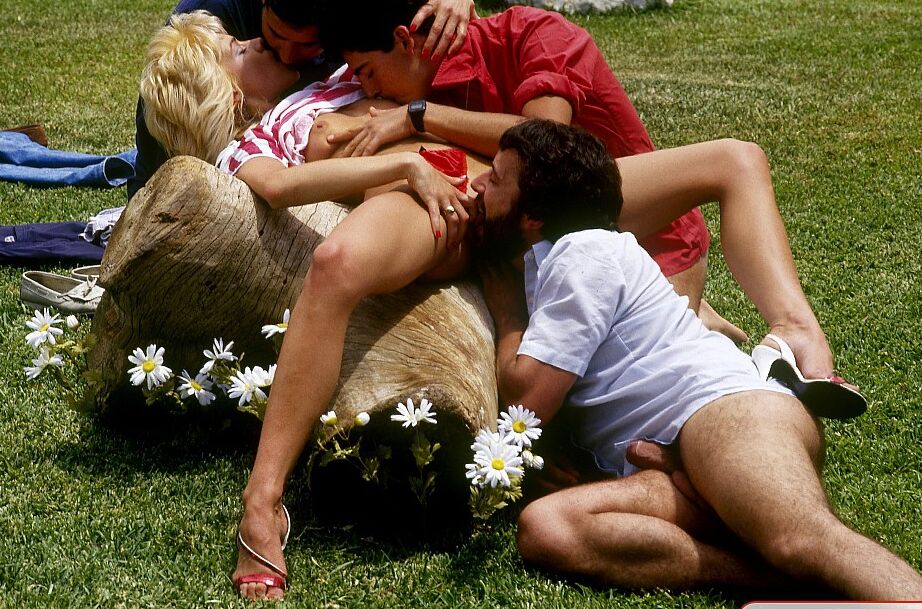 13P Estrella porno rubia recibe semen en la cara después de un gangbang en el jardín trasero